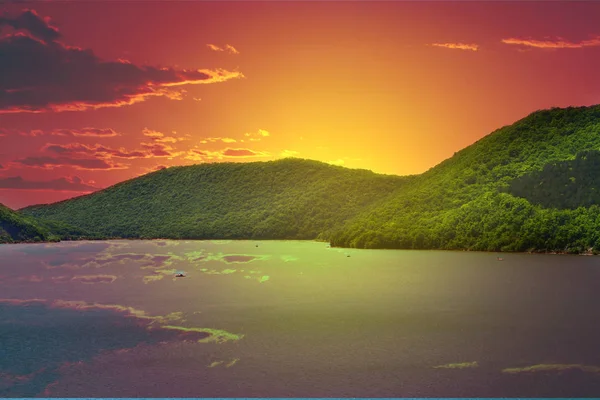 Dağlar Bulutlar Arka Plan Ile Kırmızı Günbatımı Gökyüzü Göl Kıyısında — Stok fotoğraf