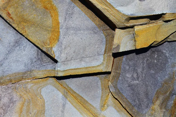 Oberflächenstruktur Aus Grauem Und Gelbem Stein Mit Rissen — Stockfoto