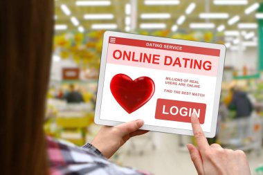 Online arkadaşlık kavramı, tablet PC'de bulanık dükkanı arka plan ile kız