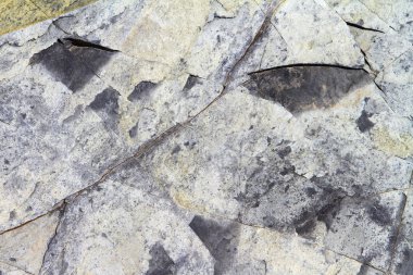 Beyaz doğal taş yüzey dokusunu çatlaklar.