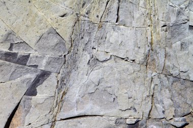 Gri kırık taş dokulu çatlaklar ve yüzey.