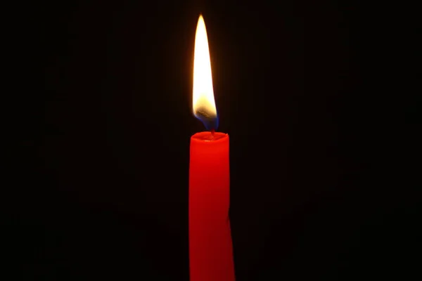 Один Віск Світиться Червоною Свічкою Яскравим Полум Темному Фоні — стокове фото