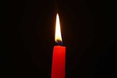 güzel balmumu parlayan kırmızı mum ile koyu arka plan üzerinde büyük yangın.