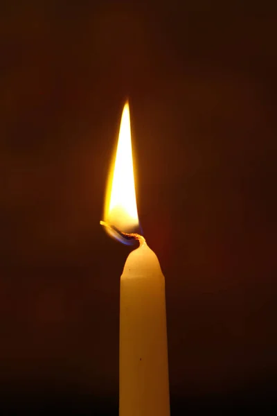 Στέκεται Φλεγόμενα Κερί Κερί Ζωηρή Φλόγα Βαρύ Μαύρο Φόντο — Φωτογραφία Αρχείου