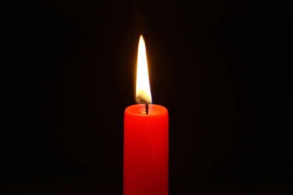 Ceară Mică Aprinsă Lumânare Roșie Foc Strălucitor Fundalul Negru — Fotografie, imagine de stoc