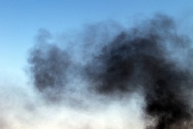 gün gökyüzü arka plan ağır duman ayağı.