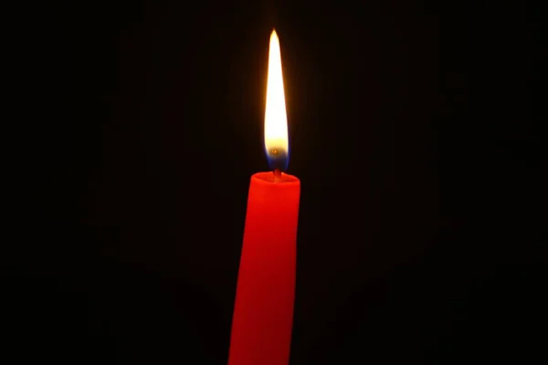 Один Воск Зажигания Красной Свечи Небольшим Огнем Темном Фоне — стоковое фото