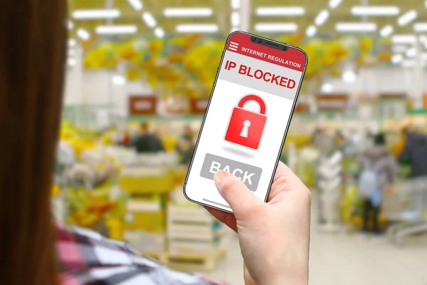 Blockiertes Konzept Mädchen Mit Rahmenlosem Telefon Auf Verschwommenem Shop Hintergrund — Stockfoto