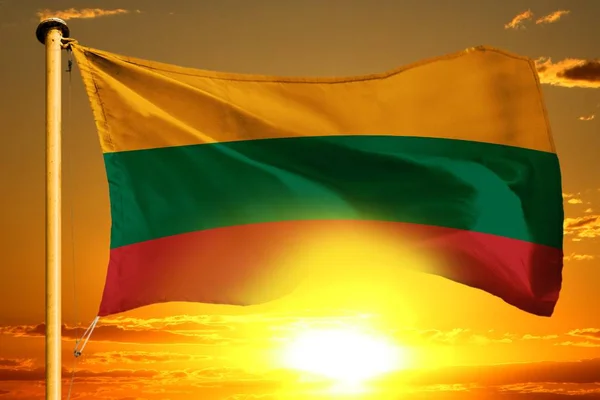 Флаг Литвы Сплетенный Красивом Оранжевом Фоне Заката — стоковое фото