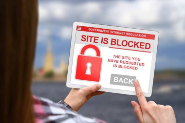 Web sitesi kavramı, bulanık bulutlar arka plan tablet PC'de kızla bloke