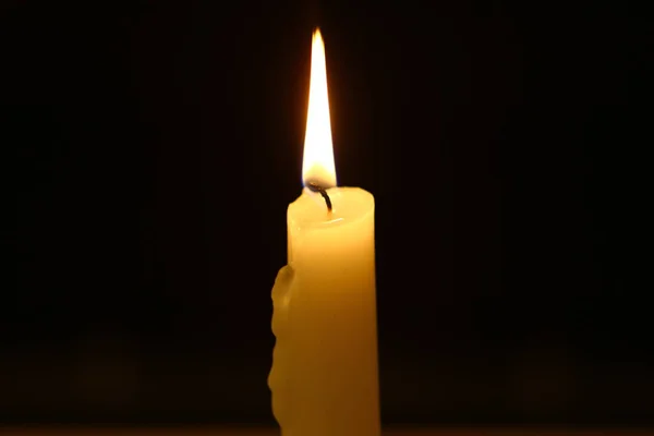 Στέκεται Λαμπερό Κερί Παραφίνης Φωτεινά Φωτιά Μαύρο Φόντο — Φωτογραφία Αρχείου