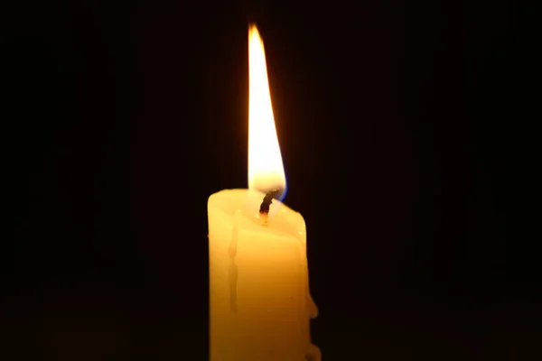 Μοναχικός Κερί Αναμμένο Κερί Μεγάλη Πυρκαγιά Σκούρο Φόντο — Φωτογραφία Αρχείου