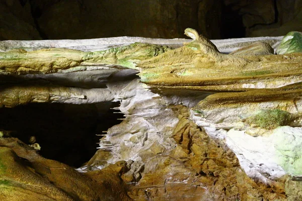 Caverna Natural Fantástica Com Paredes Marrons Formações Estalagmites Dentro Imagem — Fotografia de Stock
