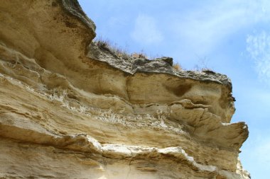 Büyük taş cliff gökyüzü arka plan, doğa fotoğraf ile bir dağ yamacında