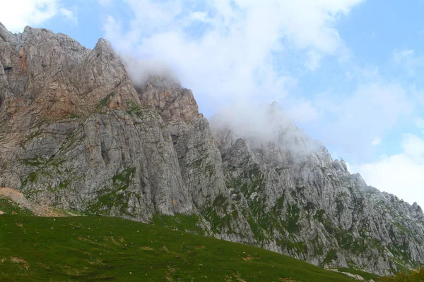 Bela Foto Paisagem Natural Cume Montanha Nos Céus — Fotografia de Stock