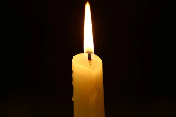 Μοναχικός Κερί Αναμμένο Κερί Ζωντανή Φωτιά Μαύρο Φόντο — Φωτογραφία Αρχείου
