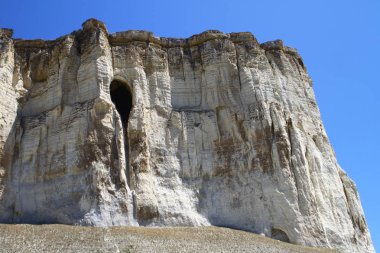 Büyük siyah mağara bir dağ yamacında. Doğal peyzaj fotoğraf.