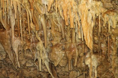 Doğal doku görüntü fantastik doğal mağara gingery duvar ve oluşumlar içinde - mermer Mağarası, Crimea sarkıt ile