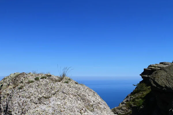 Foto Der Natur Einsamer Großer Stein Auf Einem Berggipfel Vor — Stockfoto