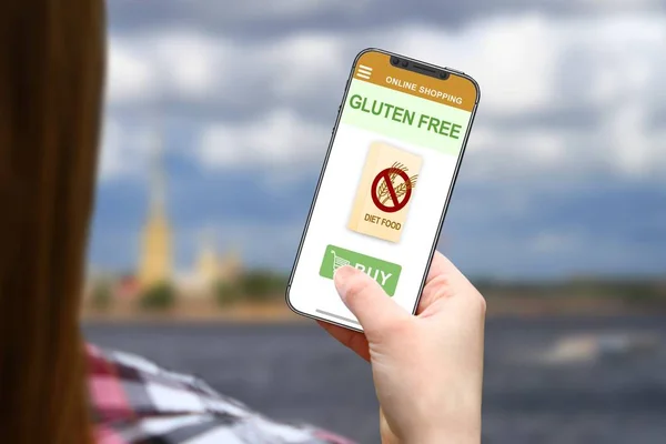 Gluten Dieta Koncepcja Dziewczyna Bezramowe Telefon Tle Chmury Niewyraźne — Zdjęcie stockowe