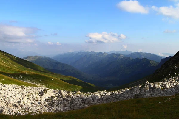 Pięknej Górskiej Cienie Chmur Błękitne Niebo Zachmurzone Tle Naturalny Krajobraz — Zdjęcie stockowe
