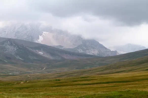 可爱的北欧山地景观与厚云 自然景观照片 — 图库照片