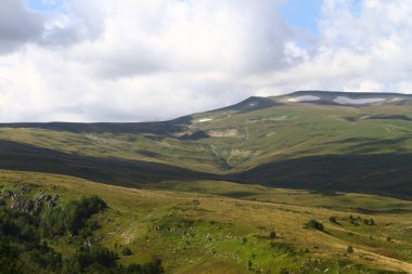 bulutlar ve ışık mavi bulutlu gökyüzü arka plan, doğal peyzaj fotoğraf üzerinde gölgeler ile fantastik dağ manzarası