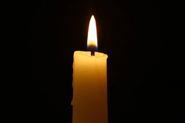 Στέκεται Φλεγόμενα Κίτρινο Κερί Κερί Ζωντανή Φωτιά Μαύρο Φόντο — Φωτογραφία Αρχείου