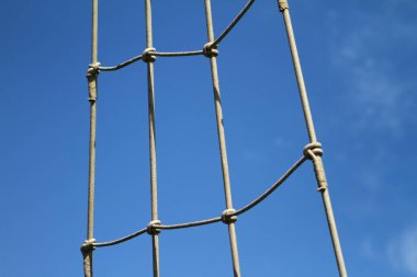 Görüntü ile Arma ve halatlar, gökyüzü ve Kopyala yer - basit nesneleri fotoğraf gemi direği