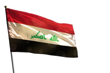 Beyaz arka plan üzerinde izole çırpınan Irak bayrağı.