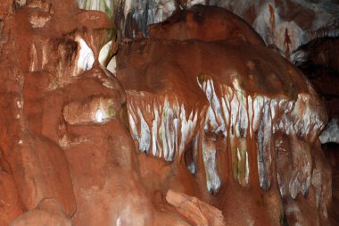 Doğal doku görüntü fantastik doğal mağara doğal kahverengi duvarlar ve sarkıt ve dikitler her yerde - oluşumları ile mermer Mağarası, Crimea