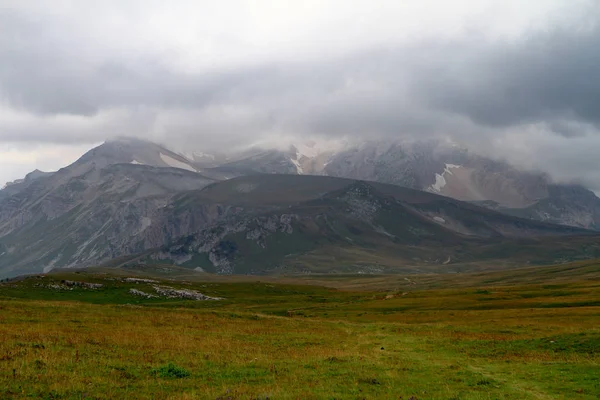 Ağır Gri Bulutlu Gökyüzü Ile Kuzey Dağ Manzarası Doğal Peyzaj — Stok fotoğraf