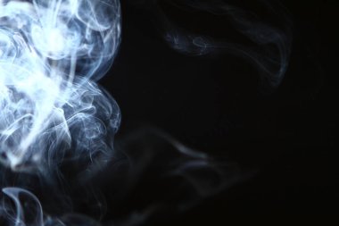 güzel girdap açık mavi koyu arka plan üzerinde duman.