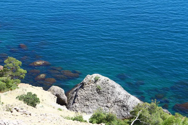 Nice rocky blue sea beach with large stones on a summer day, photo of nature — Stock Photo, Image