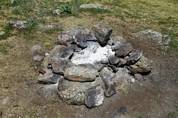 Cheminée Camp Éteinte Avec Des Cendres Entourées Rochers Pierres Photo — Photo