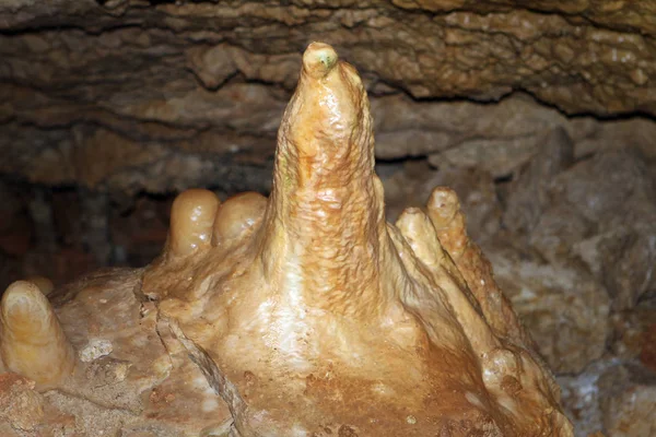 Φανταστικό Φυσικό Σπήλαιο Αλεπού Χρώματα Στους Τοίχους Και Σχηματισμούς Σταλαγμιτών — Φωτογραφία Αρχείου