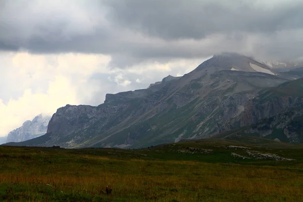 Naturliga Landskap Foto Norra Berglandskap Med Tunga Grå Förmörkades Himlen — Stockfoto