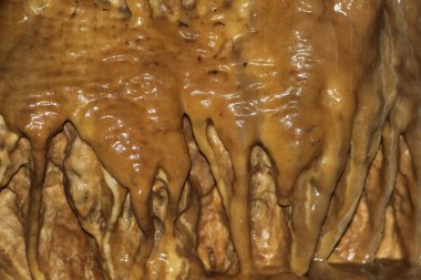 Doğal doku fotoğrafı doğal mağara ışık kahverengi duvarları ve her yerde - dikitler oluşumları ile mermer Mağarası, Crimea