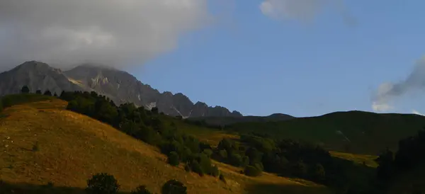 自然景观照片 尼斯山全景图像与云彩和天空和太阳光 — 图库照片