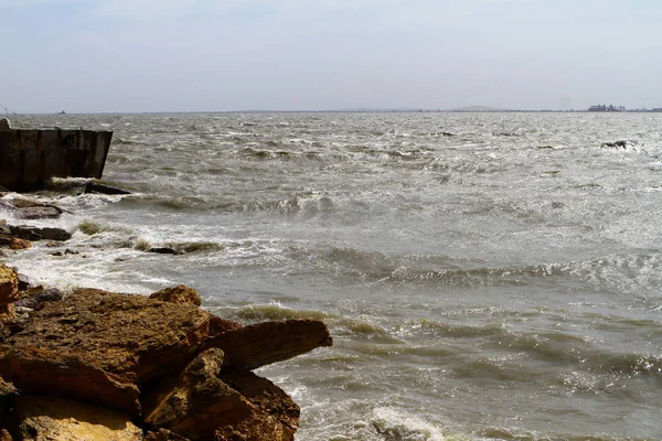 Красивый Скалистый Морской Пляж Большими Камнями Летний День Фото Природного — стоковое фото