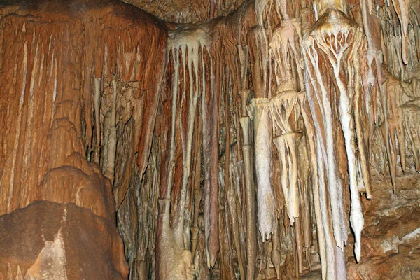 Lindo Cueva Natural Con Paredes Marrones Naturales Formaciones Estalactitas Interior — Foto de Stock