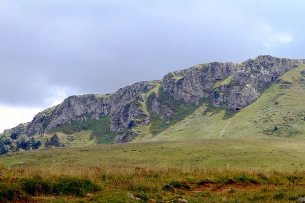 Lindo Paisaje Montaña Nórdica Con Nubes Pesadas Paisaje Natural Foto — Foto de Stock