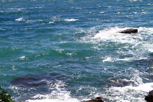 Fantastische Petroleum Leuchtend Blauen Meeresstrand Mit Großen Steinen Einem Sommertag — Stockfoto