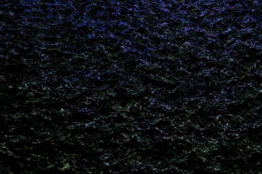 gece ışık yansıması - elektrikli siyah sıvı yansıyan ışık arka plan ile oldukça parlak Festival su