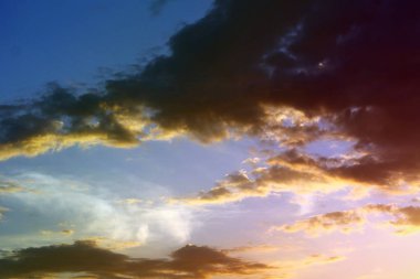 güzel renkli Güneş bulutların üstünde gökyüzü tasarım arka plan olarak kullanmak için renkli.