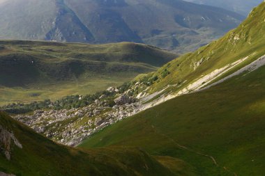 parlak mavi gökyüzü arka plan üzerinde yeşil çayır ile harika dağ doğal peyzaj fotoğraf