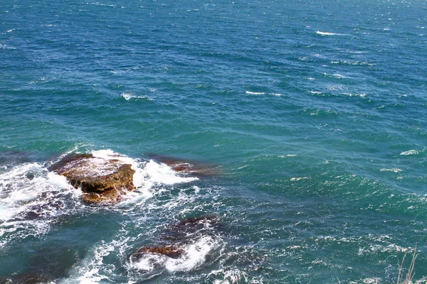 Wunderschöner Petroleum Hellblauer Meeresstrand Mit Großen Steinen Einem Sommertag Foto — Stockfoto