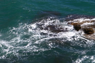 bir yaz gününde, doğal peyzaj fotoğraf büyük taşlarla şirin kayalık ışık mavi deniz plaj