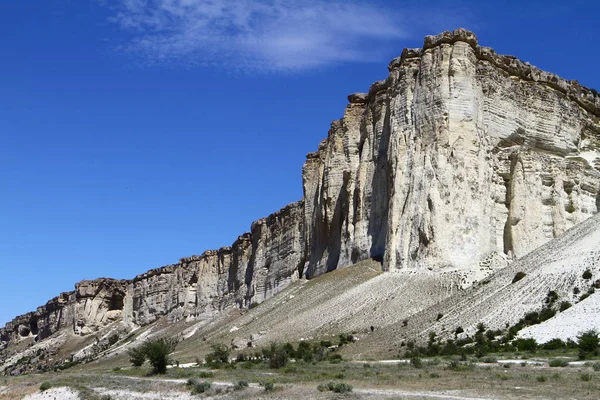 Tek büyük beyaz dağ Kırım'doğal manzara resmi parlak mavi gökyüzü arka plan için