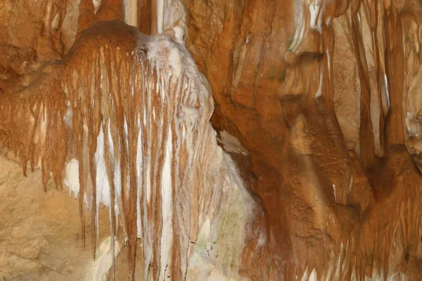 Ładna Naturalna Jaskinia Naturalne Brązowe Ściany Formacje Stalagmity Stalaktyty Wszędzie — Zdjęcie stockowe